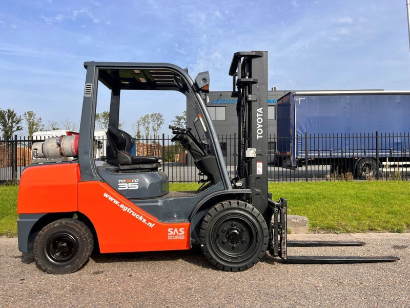 Toyota 02- 8FGJF35 - Chariot élévateur à gaz: photos 1 Toyota 02- 8FGJF35 - Chariot élévateur à gaz: photos 1