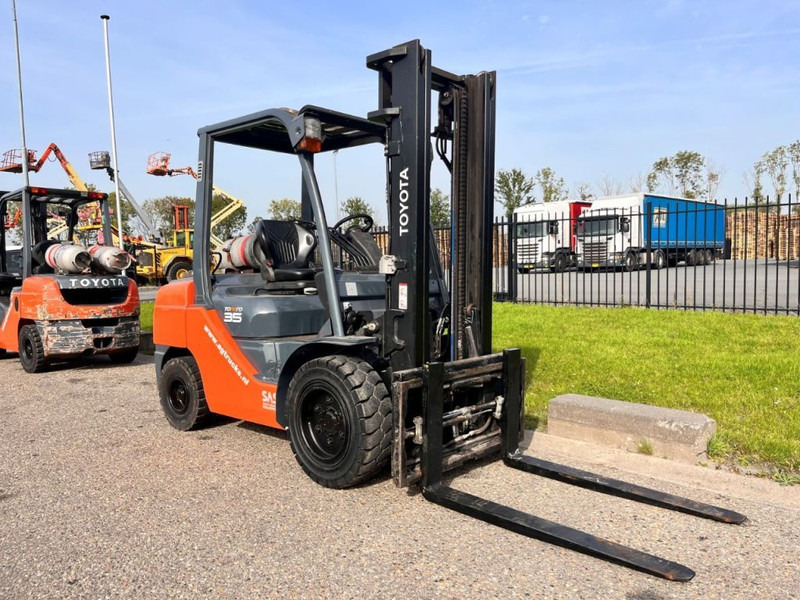 Toyota 02- 8FGJF35 - Chariot élévateur à gaz: photos 3 Toyota 02- 8FGJF35 - Chariot élévateur à gaz: photos 3