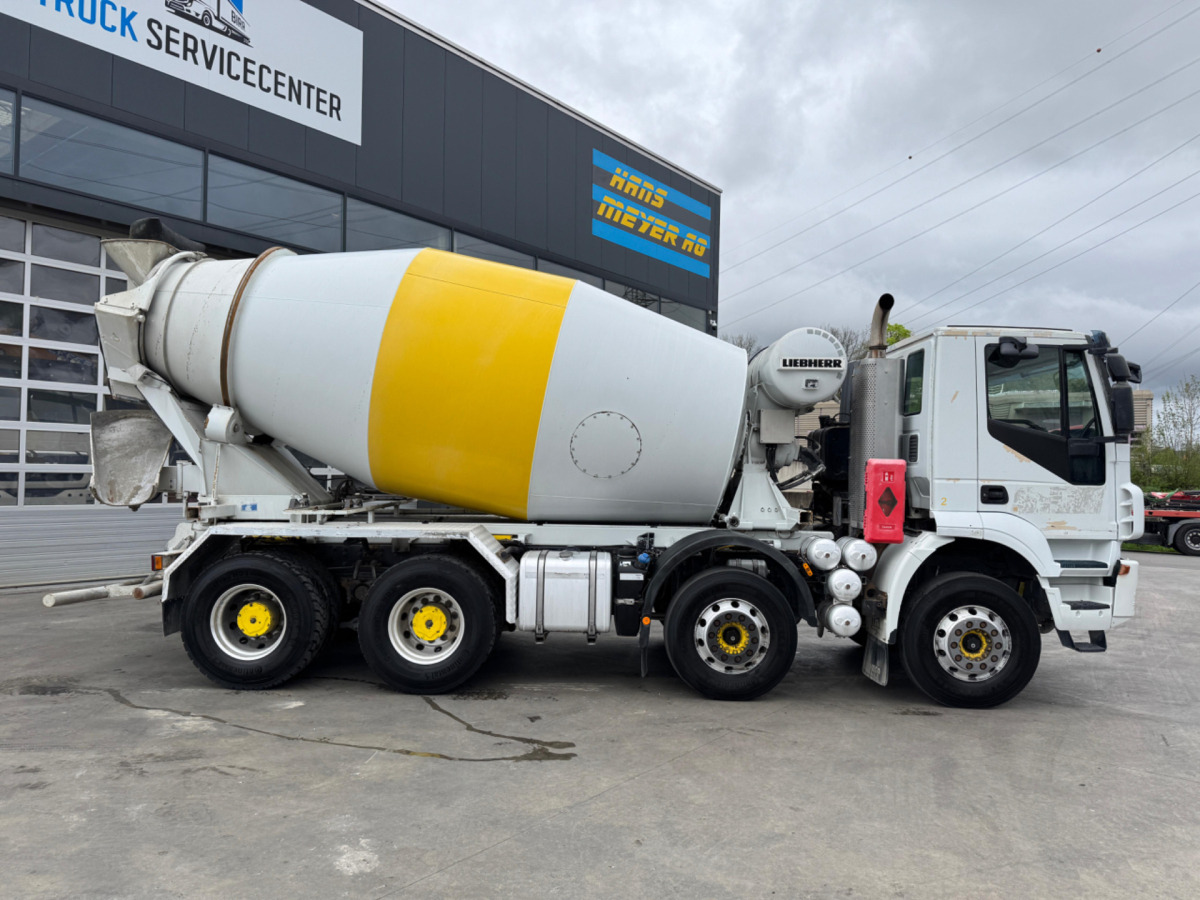 IVECO Trakker 450 8x4 (Liebherr 9m3 2018) - Camion malaxeur: photos 4 IVECO Trakker 450 8x4 (Liebherr 9m3 2018) - Camion malaxeur: photos 4
