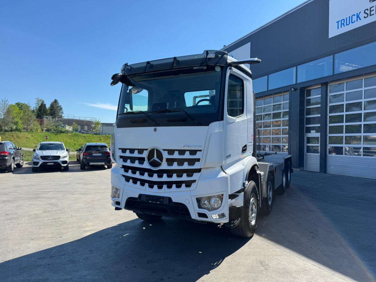 MERCEDES Arocs 3251 8x4 - Camion ampliroll: photos 1 MERCEDES Arocs 3251 8x4 - Camion ampliroll: photos 1