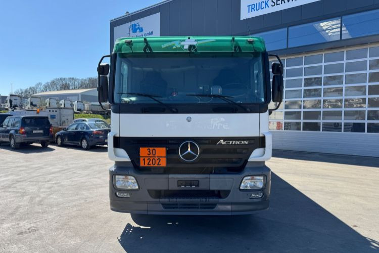 Mercedes-Benz Actros 2541 6x2 Schwarzmüller 21260L - Camion citerne: photos 2 Mercedes-Benz Actros 2541 6x2 Schwarzmüller 21260L - Camion citerne: photos 2