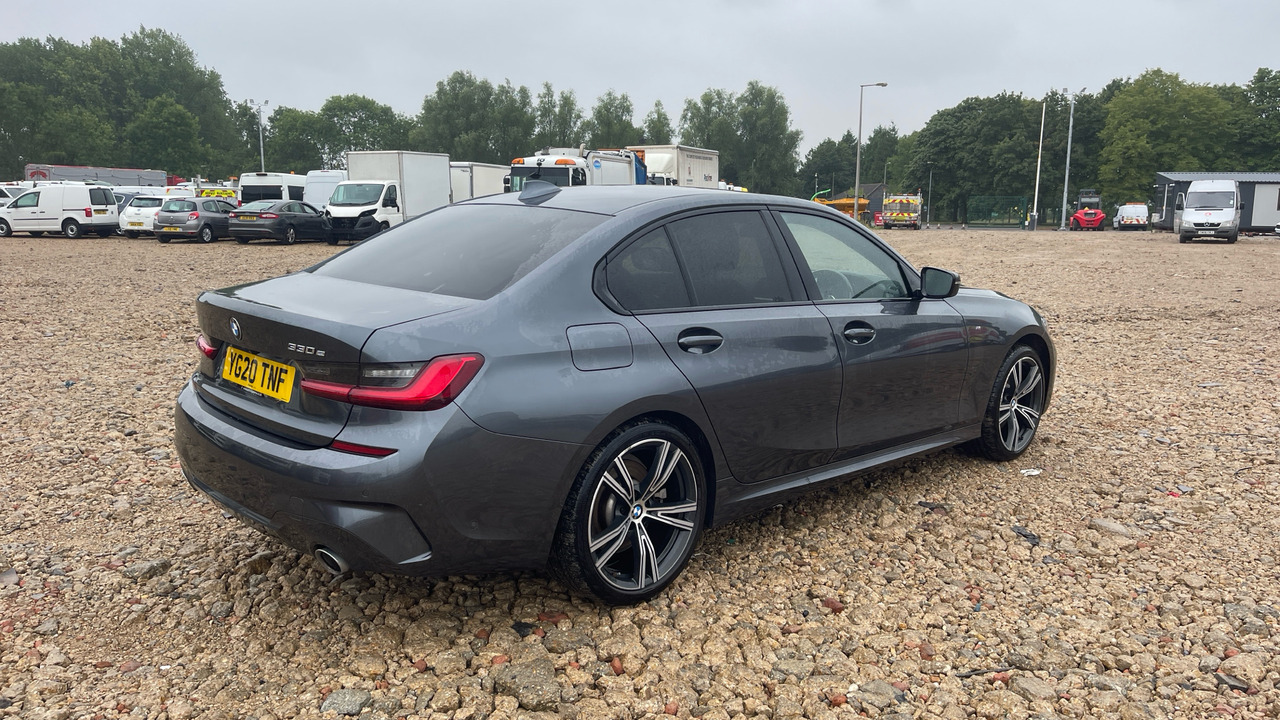 BMW 330E M - Voiture à hayon: photos 4 BMW 330E M - Voiture à hayon: photos 4