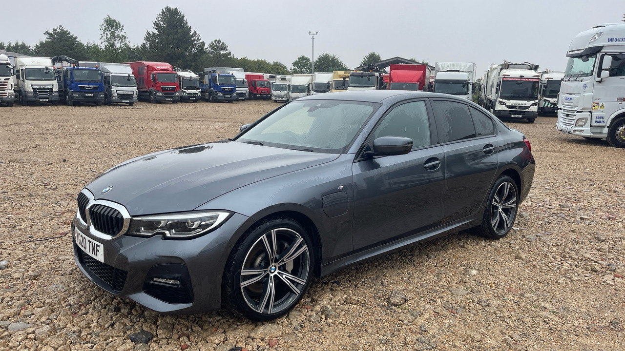 BMW 330E M - Voiture à hayon: photos 2 BMW 330E M - Voiture à hayon: photos 2