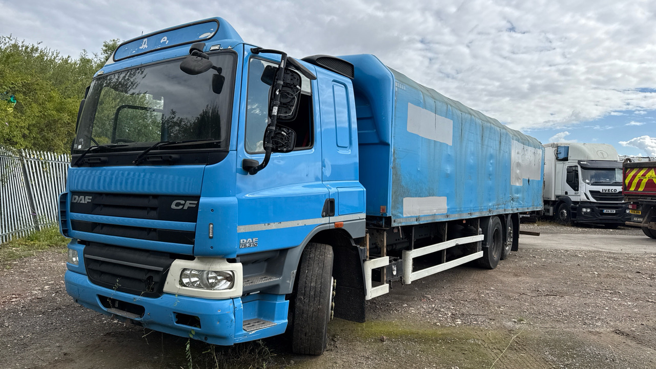 DAF CF 75.310 - Camion plateau: photos 2 DAF CF 75.310 - Camion plateau: photos 2