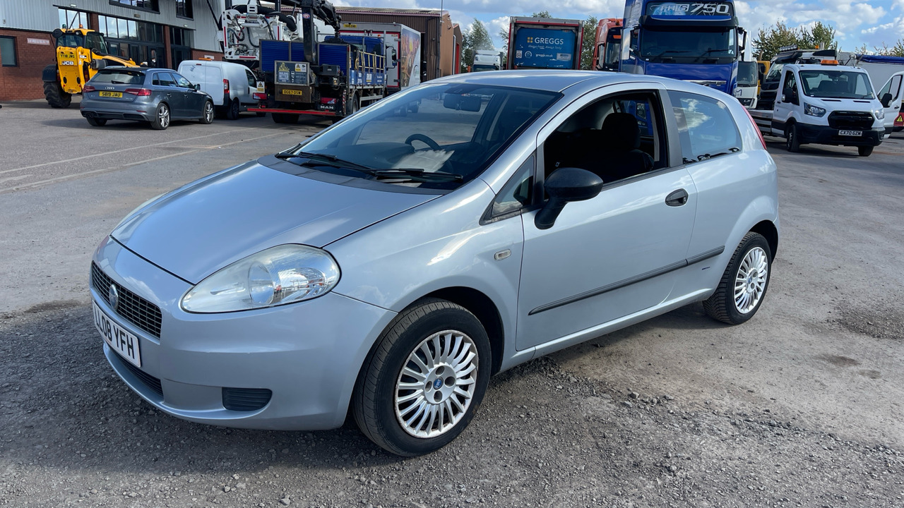FIAT PUNTO 1.2 Active GRANDE - Voiture à hayon: photos 2 FIAT PUNTO 1.2 Active GRANDE - Voiture à hayon: photos 2