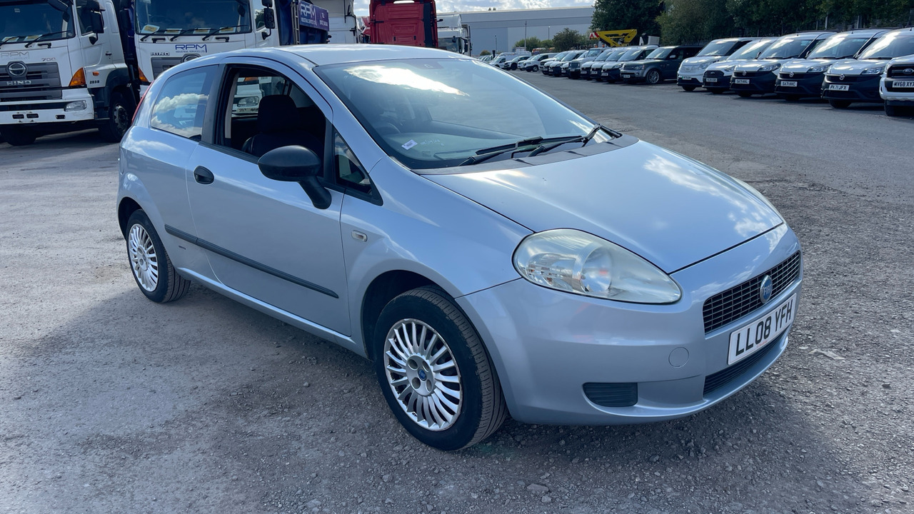 FIAT PUNTO 1.2 Active GRANDE - Voiture à hayon: photos 1 FIAT PUNTO 1.2 Active GRANDE - Voiture à hayon: photos 1