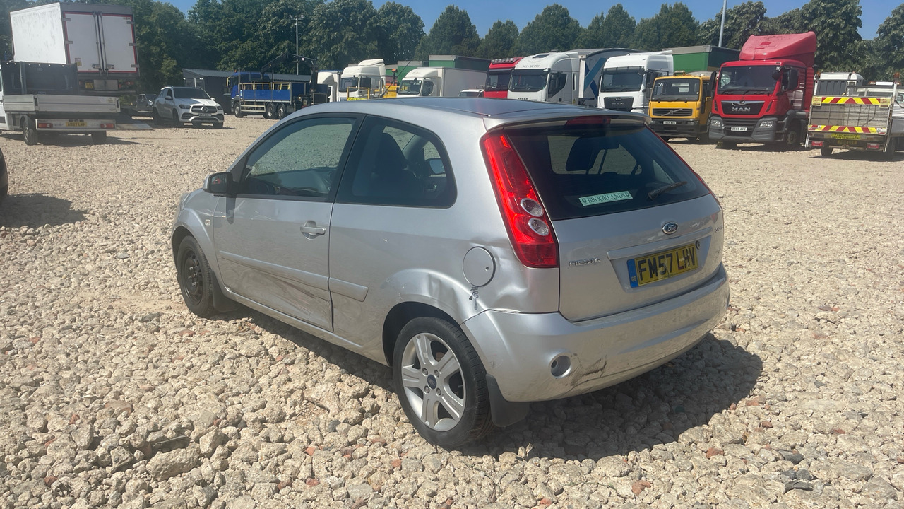 FORD FIESTA 1.4 ZETEC - Voiture à hayon: photos 3 FORD FIESTA 1.4 ZETEC - Voiture à hayon: photos 3