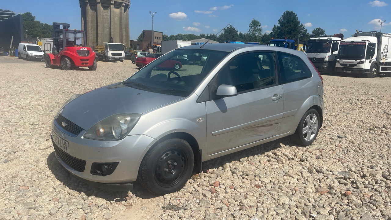 FORD FIESTA 1.4 ZETEC - Voiture à hayon: photos 2 FORD FIESTA 1.4 ZETEC - Voiture à hayon: photos 2