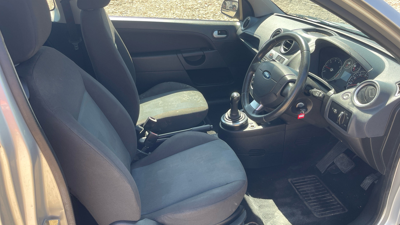 FORD FIESTA 1.4 ZETEC - Voiture à hayon: photos 5 FORD FIESTA 1.4 ZETEC - Voiture à hayon: photos 5