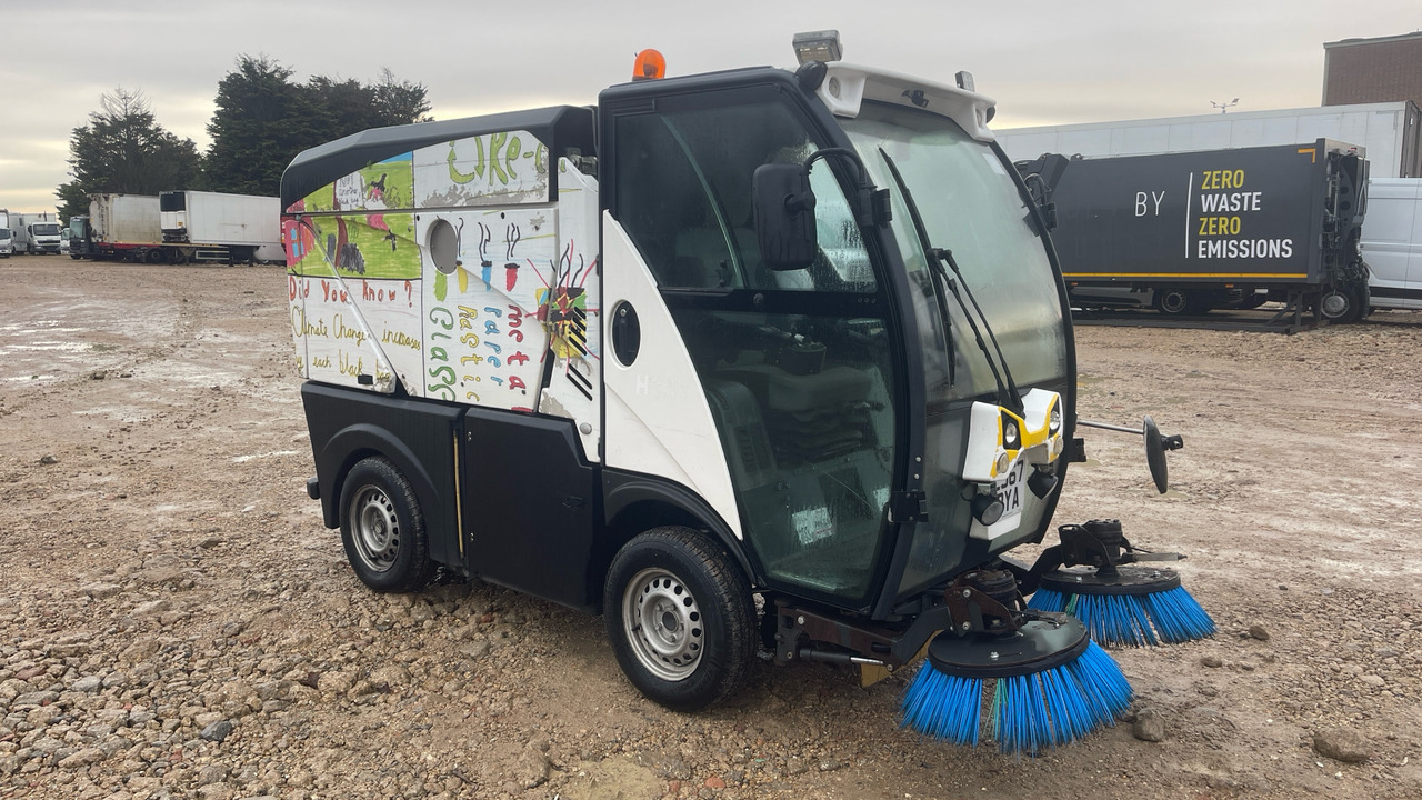 JOHNSTON SWEEPER - Balayeuse de voirie: photos 1 JOHNSTON SWEEPER - Balayeuse de voirie: photos 1