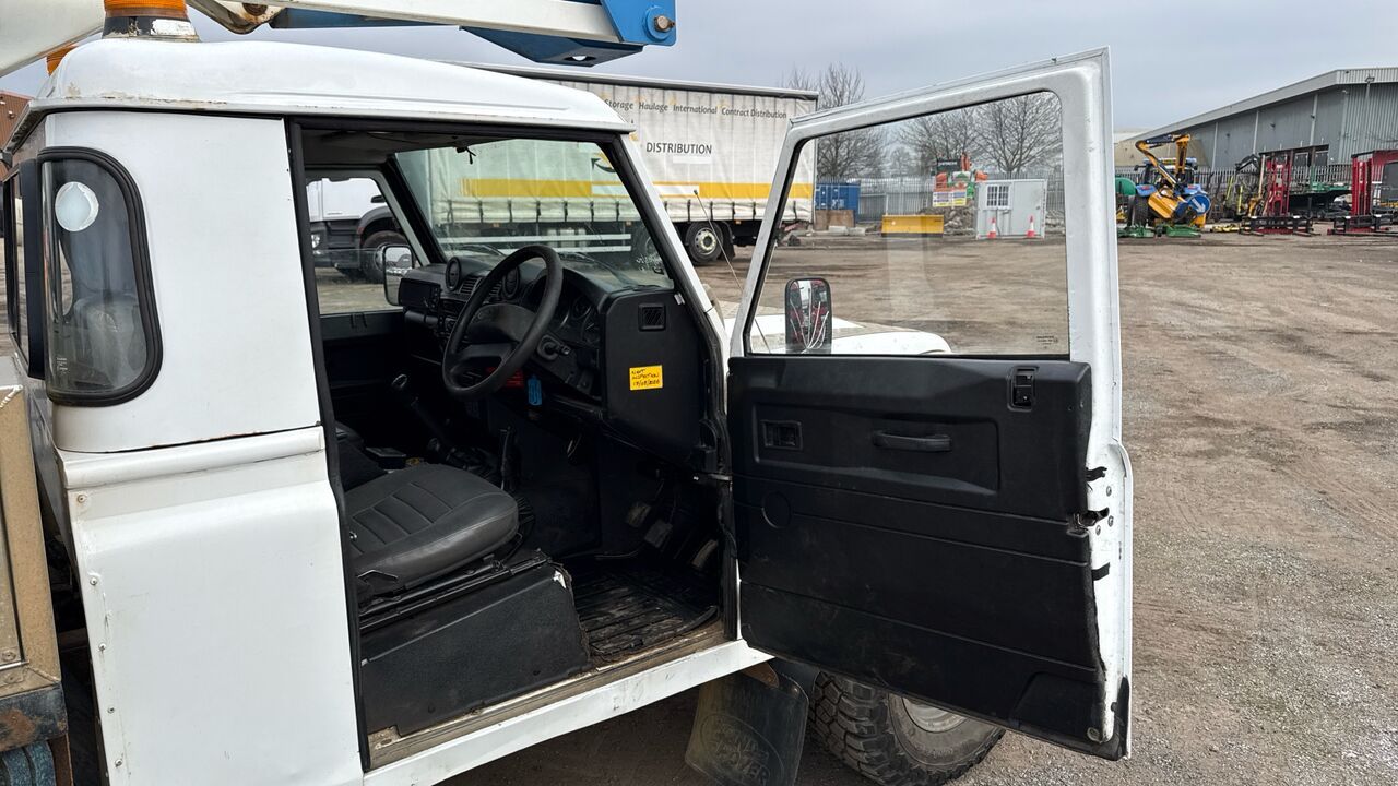 Land Rover Defender 110 TDCi 2.2 - Camion avec nacelle: photos 5 Land Rover Defender 110 TDCi 2.2 - Camion avec nacelle: photos 5