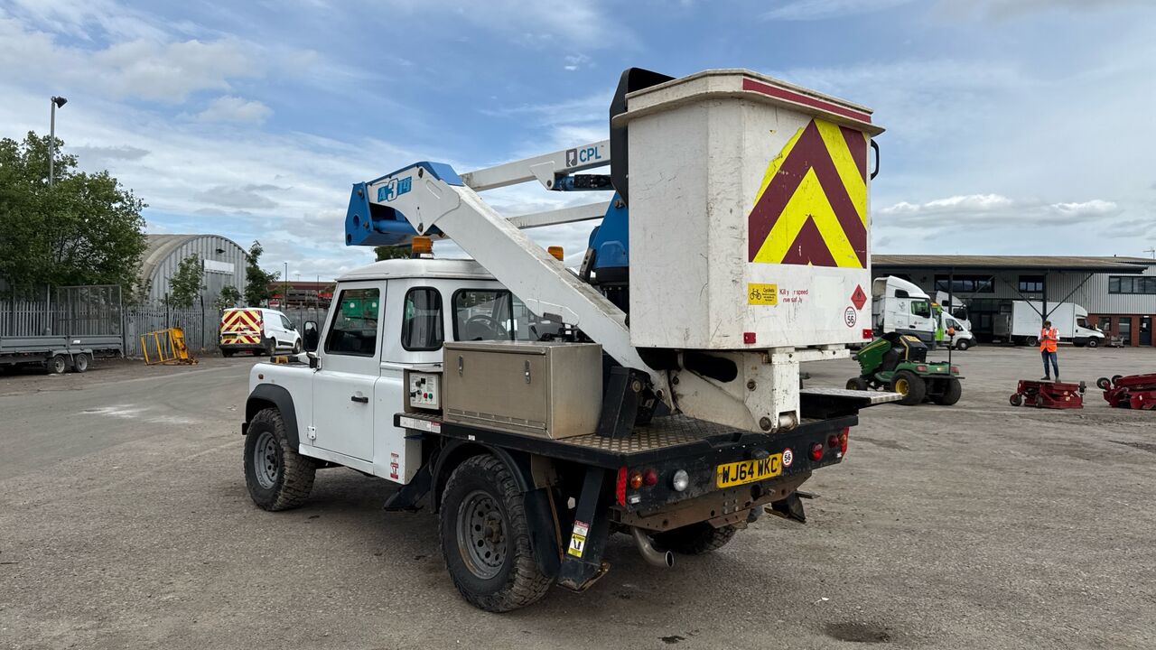Land Rover Defender 2.2 TDCI 110PS - Camion avec nacelle: photos 3 Land Rover Defender 2.2 TDCI 110PS - Camion avec nacelle: photos 3