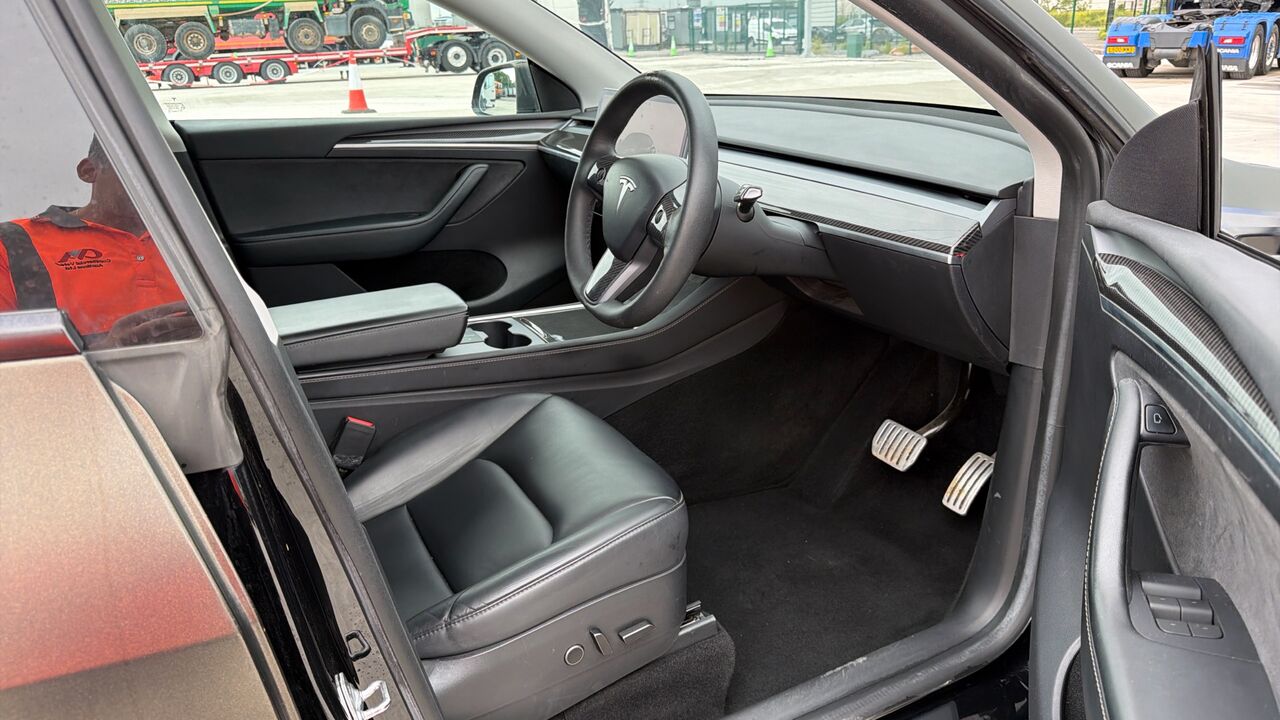 Tesla Model Y Performance AWD 5dr Auto - Voiture: photos 5 Tesla Model Y Performance AWD 5dr Auto - Voiture: photos 5
