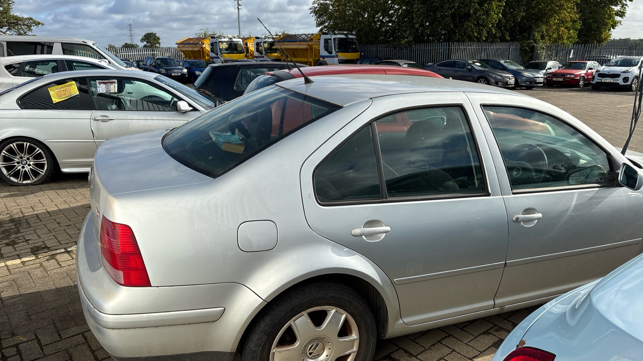 VOLKSWAGEN BORA 1.8 SE TDI - Voiture à hayon: photos 4 VOLKSWAGEN BORA 1.8 SE TDI - Voiture à hayon: photos 4