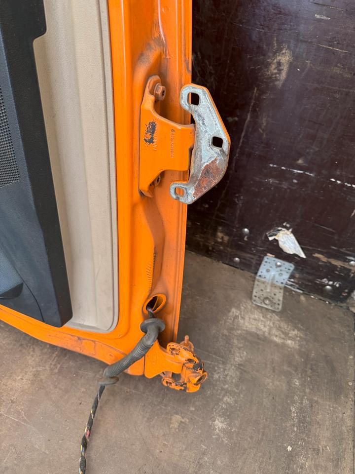 Actros MP4 Fahrertür Orange, Spiegel, Innenverkleidung LN 39 - Portière et pièces pour Camion: photos 3 Actros MP4 Fahrertür Orange, Spiegel, Innenverkleidung LN 39 - Portière et pièces pour Camion: photos 3