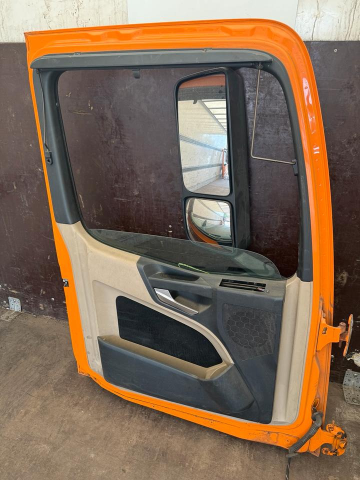 Actros MP4 Fahrertür Orange, Spiegel, Innenverkleidung LN 39 - Portière et pièces pour Camion: photos 2 Actros MP4 Fahrertür Orange, Spiegel, Innenverkleidung LN 39 - Portière et pièces pour Camion: photos 2