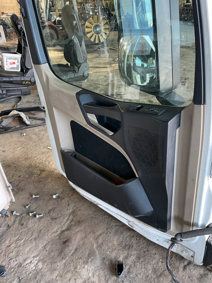 Actros MP4 Fahrertür, Tür Links Weiß Spiegel Innenverkleidung - Portière et pièces pour Camion: photos 4 Actros MP4 Fahrertür, Tür Links Weiß Spiegel Innenverkleidung - Portière et pièces pour Camion: photos 4