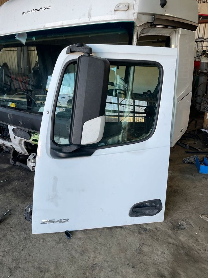 Actros MP4 Fahrertür, Tür Links Weiß Spiegel Innenverkleidung - Portière et pièces pour Camion: photos 1 Actros MP4 Fahrertür, Tür Links Weiß Spiegel Innenverkleidung - Portière et pièces pour Camion: photos 1