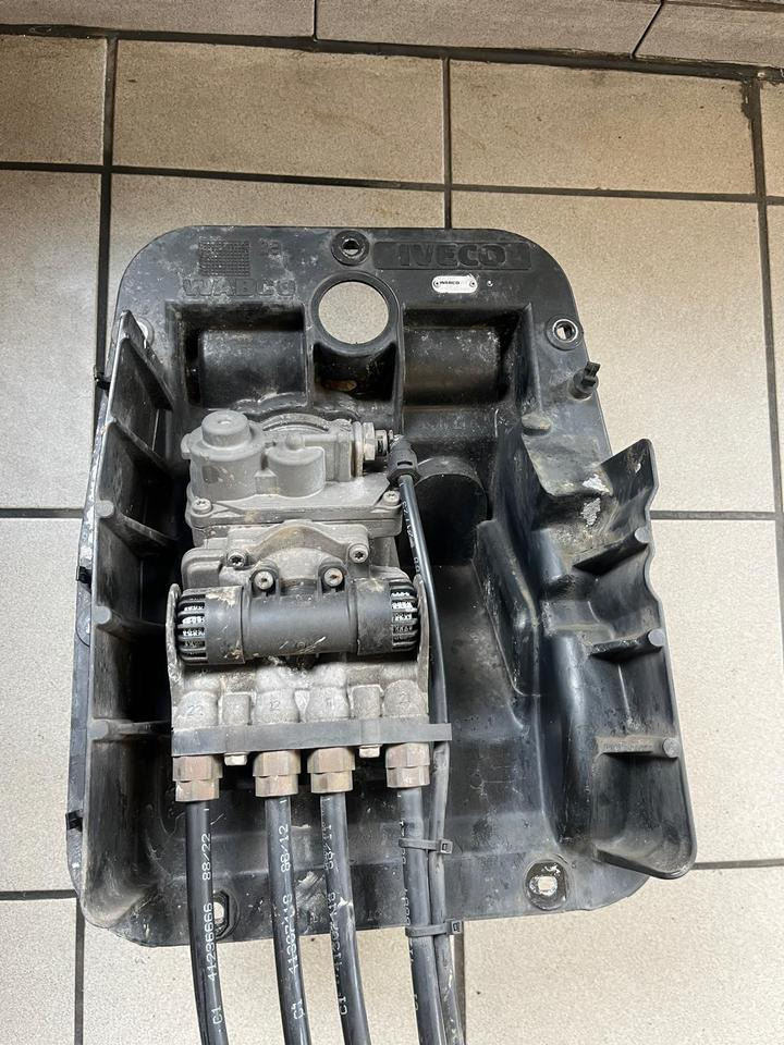IVECO STRALIS 450 Fußbremsventil Bremsventil WABCO 9650019060 - Valve de frein pour Camion: photos 1 IVECO STRALIS 450 Fußbremsventil Bremsventil WABCO 9650019060 - Valve de frein pour Camion: photos 1