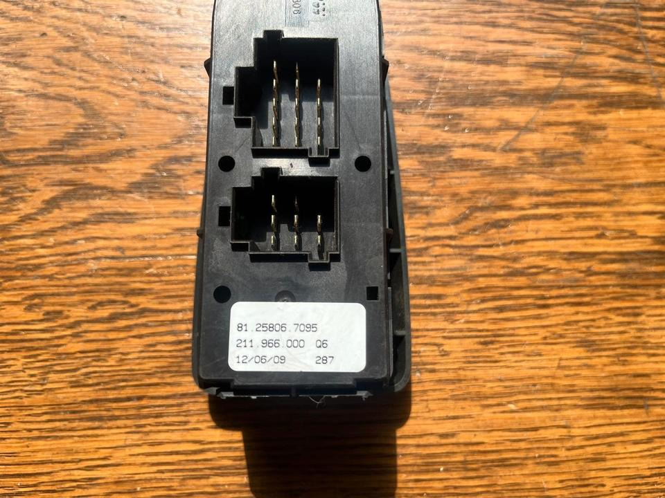 MAN Fensterheber Schalter 81258067095 - Fenêtre et pièces pour Camion: photos 2 MAN Fensterheber Schalter 81258067095 - Fenêtre et pièces pour Camion: photos 2