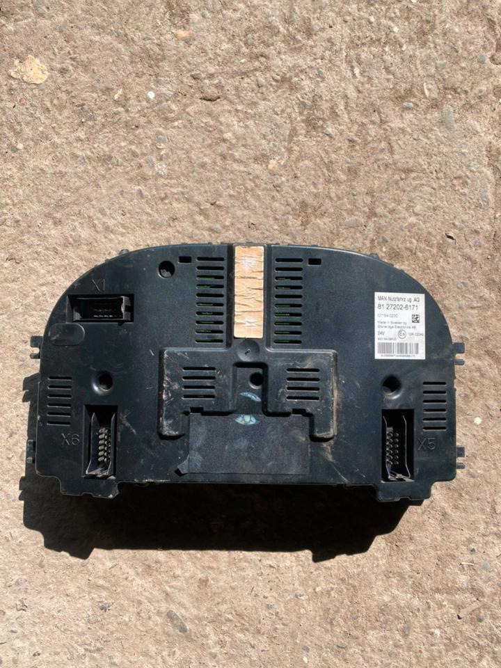 MAN Kombiinstrument Tacho 81272026171 - Panel de instrumentos pour Camion: photos 2 MAN Kombiinstrument Tacho 81272026171 - Panel de instrumentos pour Camion: photos 2