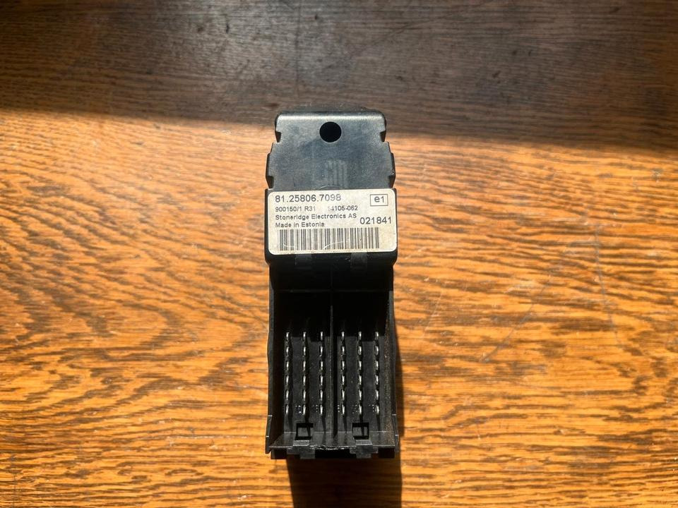 MAN Schalterleiste Fensterheber Schalter 81258067098 - Fenêtre et pièces pour Camion: photos 3 MAN Schalterleiste Fensterheber Schalter 81258067098 - Fenêtre et pièces pour Camion: photos 3