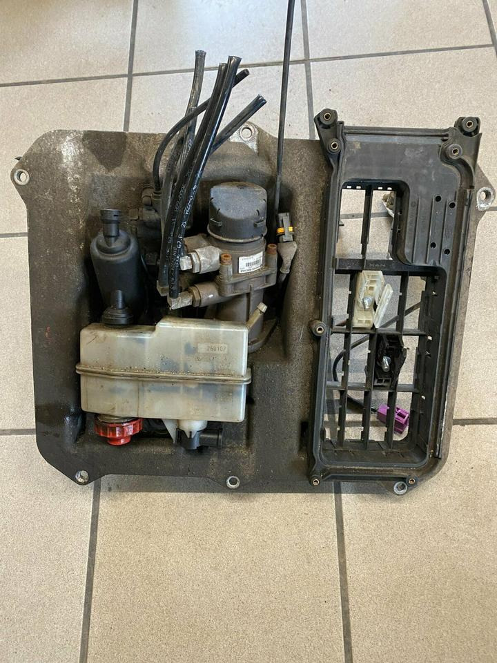 MAN TGA TGX Fußbremsventil Bremsventil 81.25970.6100 - Valve de frein pour Camion: photos 1 MAN TGA TGX Fußbremsventil Bremsventil 81.25970.6100 - Valve de frein pour Camion: photos 1