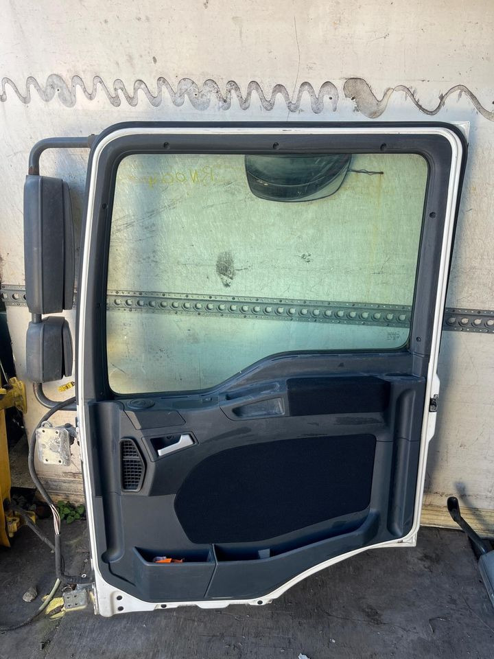 MAN TGM 18.340 Beifahrertür Tür rechts weiß mit Spiegel RN004 - Portière et pièces pour Camion: photos 2 MAN TGM 18.340 Beifahrertür Tür rechts weiß mit Spiegel RN004 - Portière et pièces pour Camion: photos 2