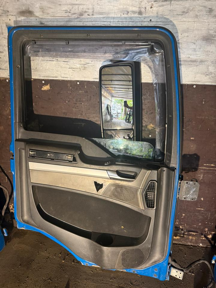 MAN TGS EU5 Fahrertür Blau Spiegel Innenverkleidung LN 55 - Portière et pièces pour Camion: photos 2 MAN TGS EU5 Fahrertür Blau Spiegel Innenverkleidung LN 55 - Portière et pièces pour Camion: photos 2
