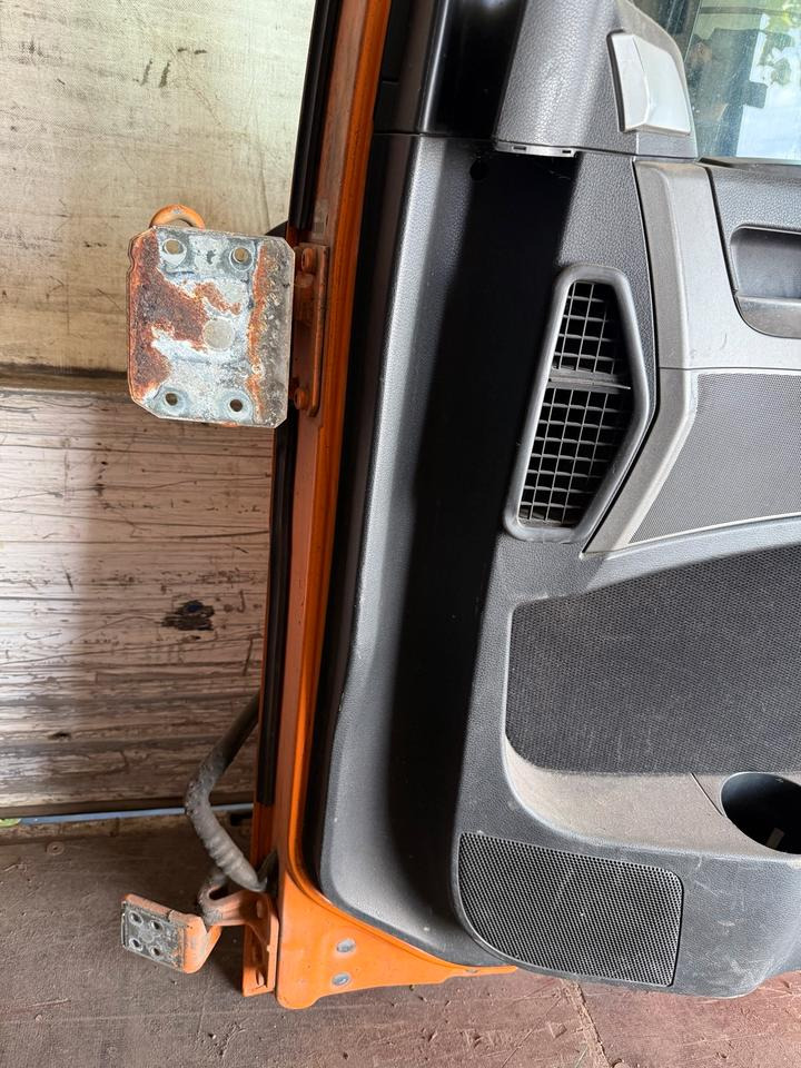 MAN TGS EU6 Beifahrertür Orange Spiegel Innenverkleidung LN 81 - Portière et pièces pour Camion: photos 3 MAN TGS EU6 Beifahrertür Orange Spiegel Innenverkleidung LN 81 - Portière et pièces pour Camion: photos 3