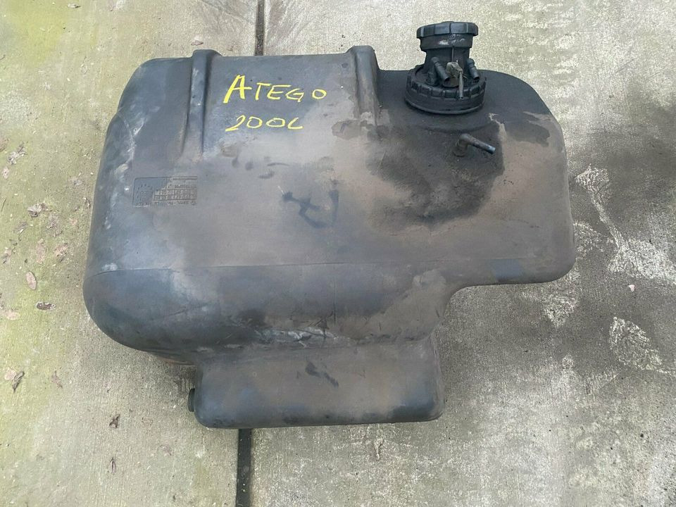 Mercedes Atego Tank Tankbehälter A 9704711501, A9704711201 - Réservoir de carburant pour Camion: photos 3 Mercedes Atego Tank Tankbehälter A 9704711501, A9704711201 - Réservoir de carburant pour Camion: photos 3
