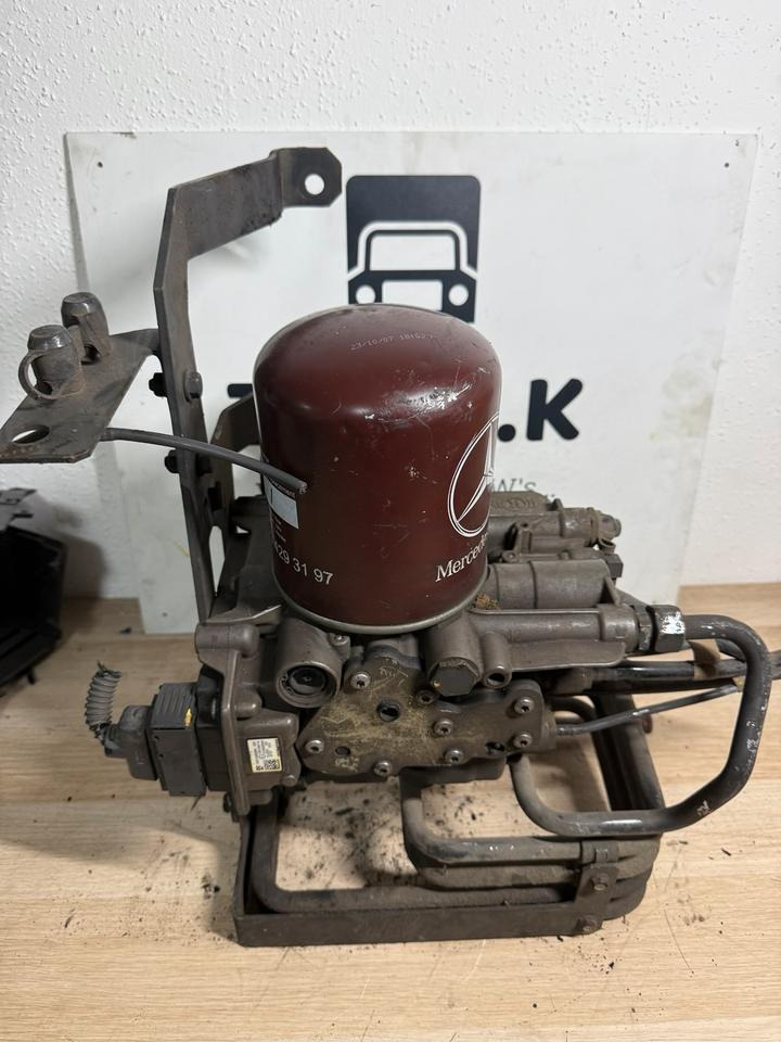 Mercedes KNORR-BREMSE LufttrocknerA0014465564 K138265 - Accessoire de frein pour Camion: photos 1 Mercedes KNORR-BREMSE LufttrocknerA0014465564 K138265 - Accessoire de frein pour Camion: photos 1