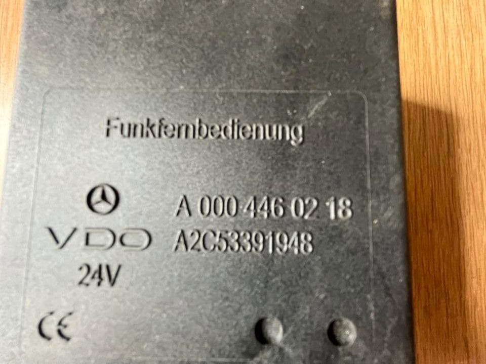 Mercedes VDO Funkfernbedienung Steuergerät A 000 446 02 18 - Bloc de gestion pour Camion: photos 2 Mercedes VDO Funkfernbedienung Steuergerät A 000 446 02 18 - Bloc de gestion pour Camion: photos 2