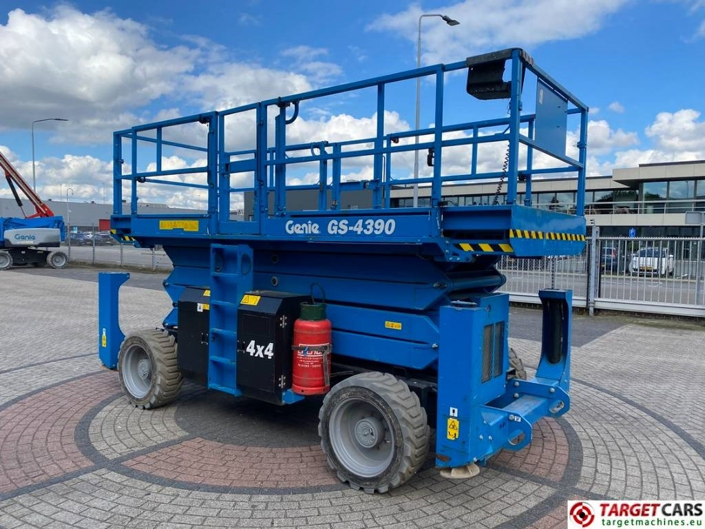 Genie GS-4390 RT LPG 4x4 Scissor Work Lift 1511cm - Nacelle ciseaux: photos 2 Genie GS-4390 RT LPG 4x4 Scissor Work Lift 1511cm - Nacelle ciseaux: photos 2