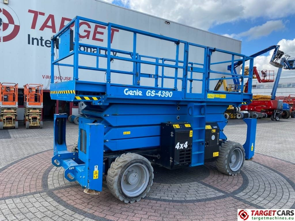 Genie GS-4390 RT LPG 4x4 Scissor Work Lift 1511cm - Nacelle ciseaux: photos 1 Genie GS-4390 RT LPG 4x4 Scissor Work Lift 1511cm - Nacelle ciseaux: photos 1