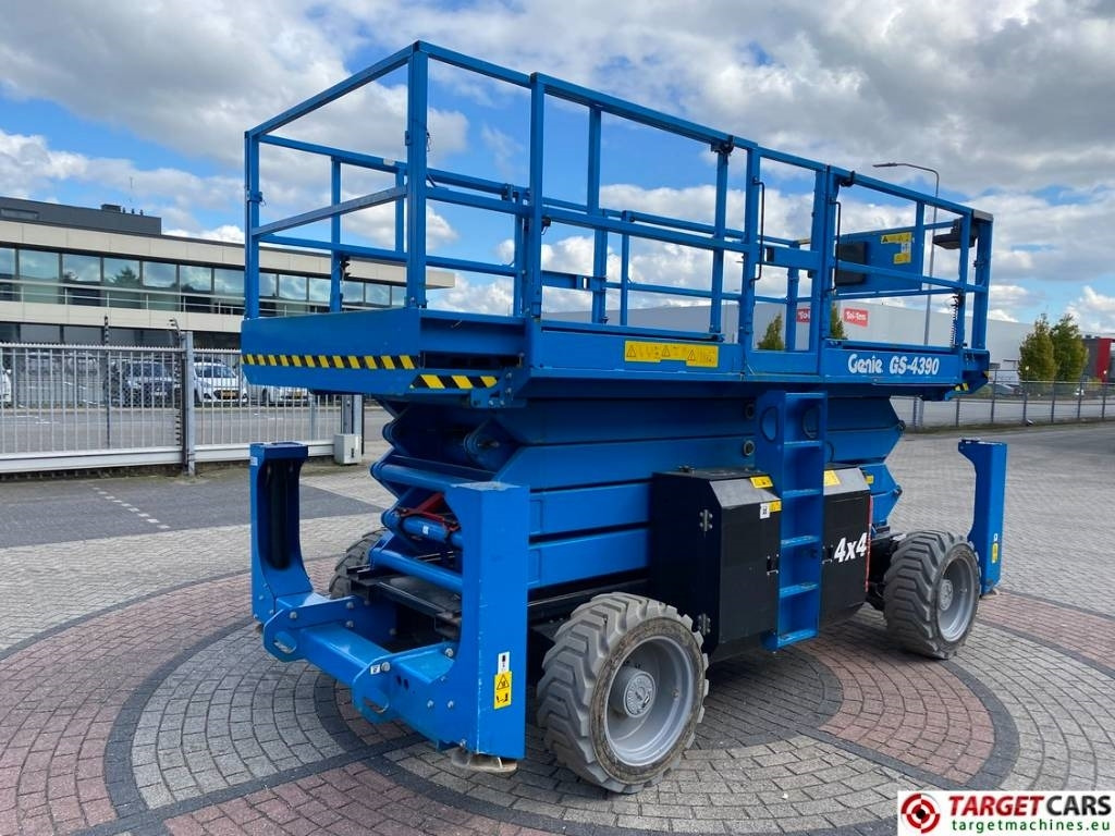 Genie GS-4390 RT LPG 4x4 Scissor Work Lift 1511cm - Nacelle ciseaux: photos 3 Genie GS-4390 RT LPG 4x4 Scissor Work Lift 1511cm - Nacelle ciseaux: photos 3