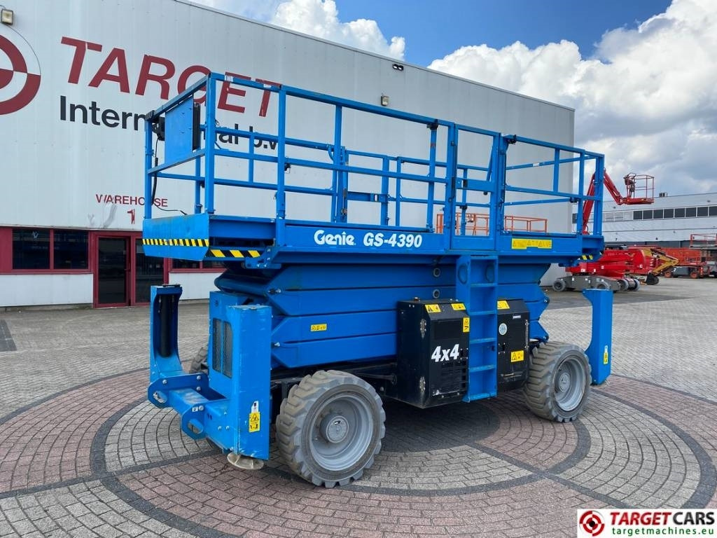 Genie GS-4390 RT LPG 4x4 Scissor Work Lift 1511cm - Nacelle ciseaux: photos 1 Genie GS-4390 RT LPG 4x4 Scissor Work Lift 1511cm - Nacelle ciseaux: photos 1