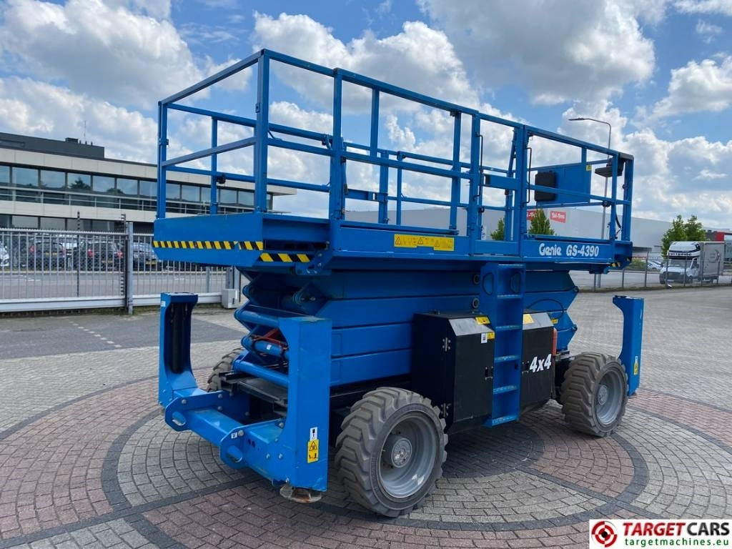 Genie GS-4390 RT LPG 4x4 Scissor Work Lift 1511cm - Nacelle ciseaux: photos 3 Genie GS-4390 RT LPG 4x4 Scissor Work Lift 1511cm - Nacelle ciseaux: photos 3