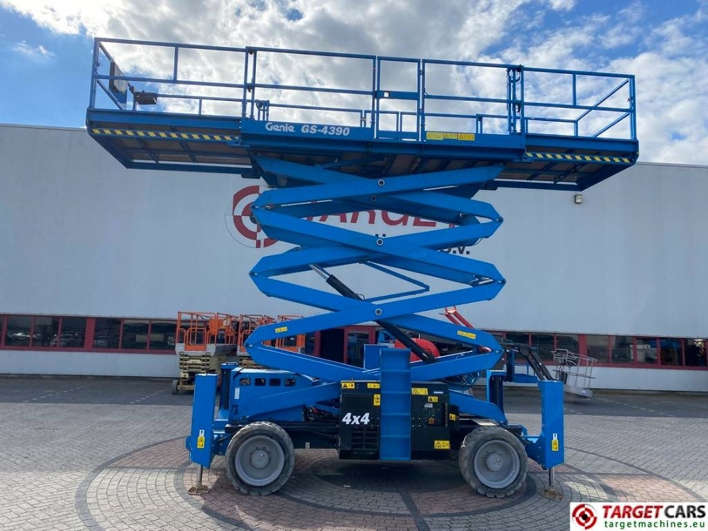 Genie GS-4390 RT LPG 4x4 Scissor Work Lift 1511cm - Nacelle ciseaux: photos 5 Genie GS-4390 RT LPG 4x4 Scissor Work Lift 1511cm - Nacelle ciseaux: photos 5