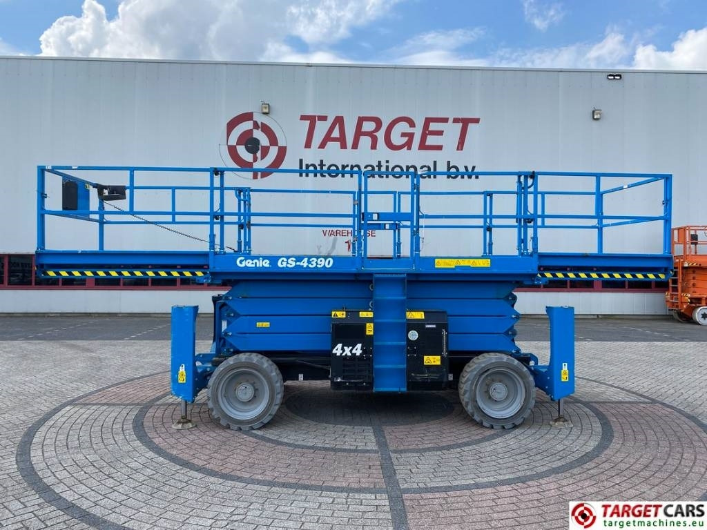 Genie GS-4390 RT LPG 4x4 Scissor Work Lift 1511cm - Nacelle ciseaux: photos 5 Genie GS-4390 RT LPG 4x4 Scissor Work Lift 1511cm - Nacelle ciseaux: photos 5