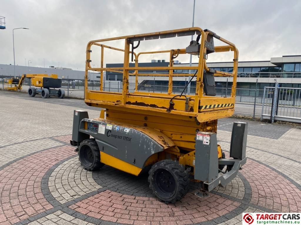 Haulotte Compact 12DX Diesel 4x4 Scissor Work Lift 1206cm - Nacelle ciseaux: photos 2 Haulotte Compact 12DX Diesel 4x4 Scissor Work Lift 1206cm - Nacelle ciseaux: photos 2