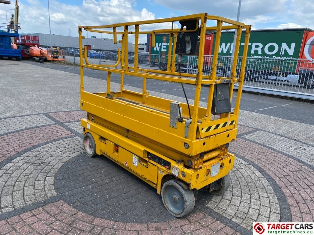 Haulotte Compact 8 Electric Scissor Work Lift 818cm - Nacelle ciseaux: photos 2 Haulotte Compact 8 Electric Scissor Work Lift 818cm - Nacelle ciseaux: photos 2