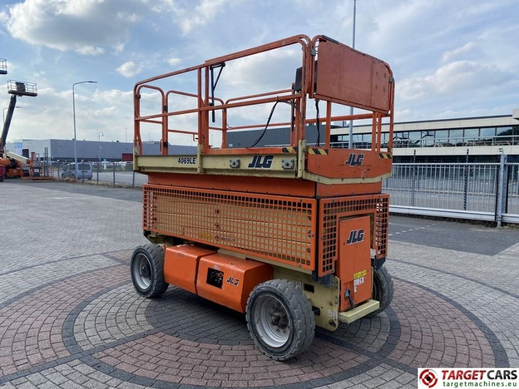 JLG 4069LE Electric Scissor Work Lift 1419cm - Nacelle ciseaux: photos 2 JLG 4069LE Electric Scissor Work Lift 1419cm - Nacelle ciseaux: photos 2