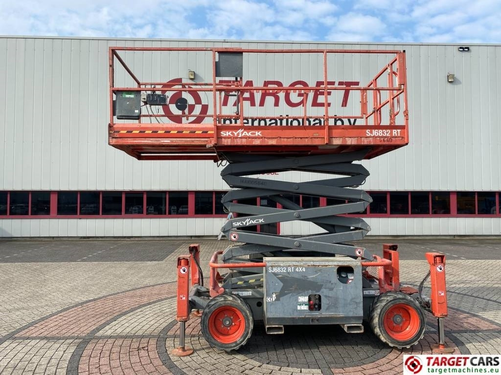 SkyJack SJ6832 RT Diesel 4x4 Scissor Work Lift 1180cm - Nacelle ciseaux: photos 5 SkyJack SJ6832 RT Diesel 4x4 Scissor Work Lift 1180cm - Nacelle ciseaux: photos 5