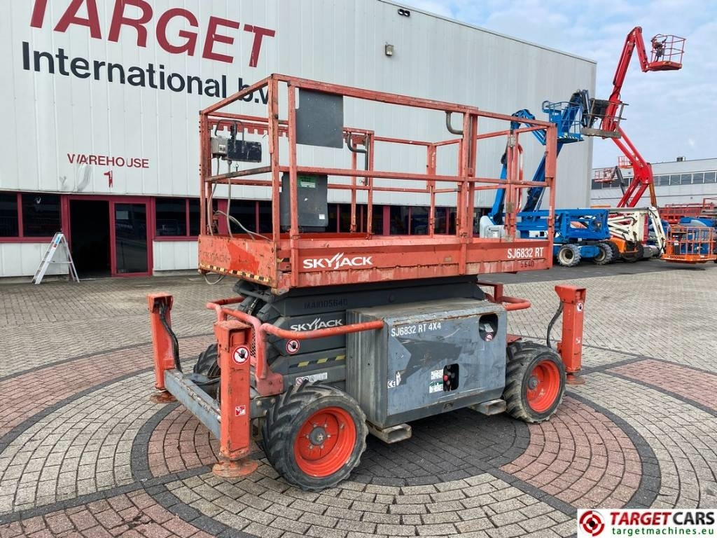 SkyJack SJ6832 RT Diesel 4x4 Scissor Work Lift 1180cm - Nacelle ciseaux: photos 1 SkyJack SJ6832 RT Diesel 4x4 Scissor Work Lift 1180cm - Nacelle ciseaux: photos 1
