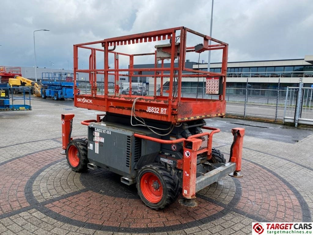 SkyJack SJ6832RT Diesel 4x4 Scissor 6832 Work Lift 1180cm - Nacelle ciseaux: photos 2 SkyJack SJ6832RT Diesel 4x4 Scissor 6832 Work Lift 1180cm - Nacelle ciseaux: photos 2