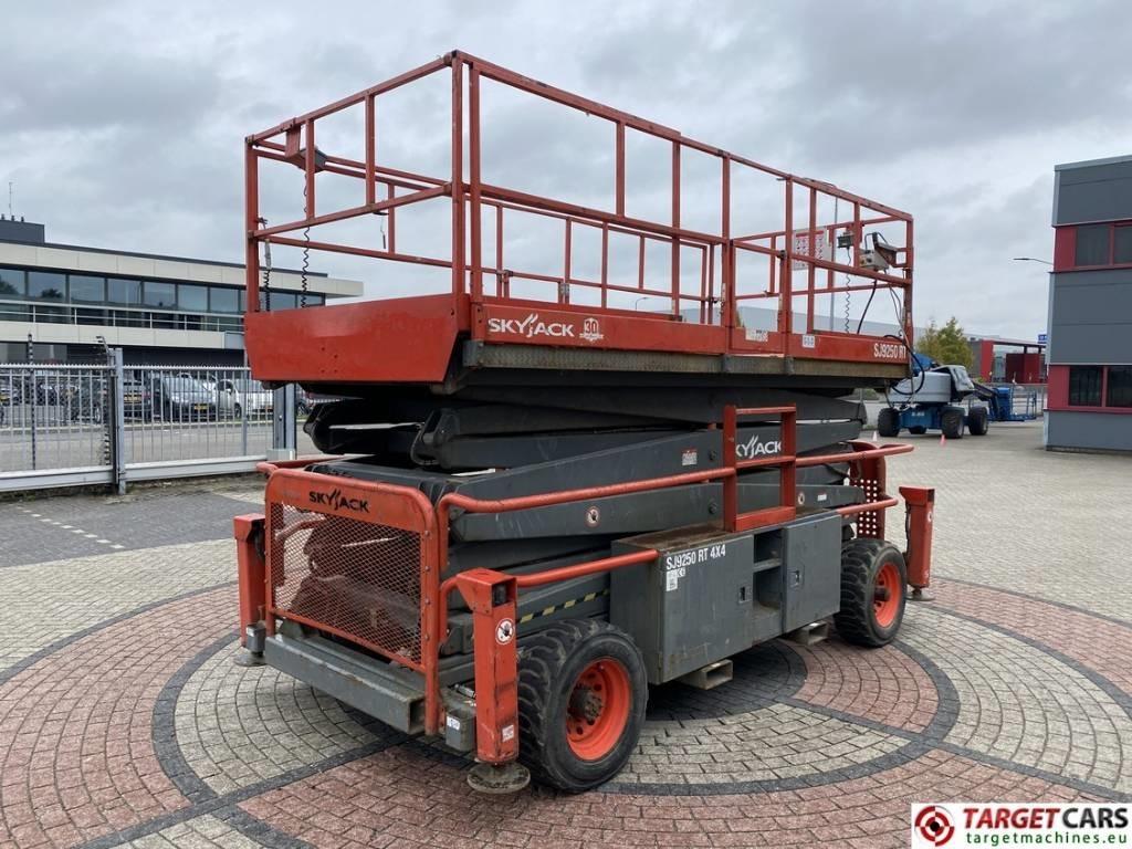 SkyJack SJ9250RT Diesel 4x4 Scissor Work Lift 1720cm - Nacelle ciseaux: photos 3 SkyJack SJ9250RT Diesel 4x4 Scissor Work Lift 1720cm - Nacelle ciseaux: photos 3