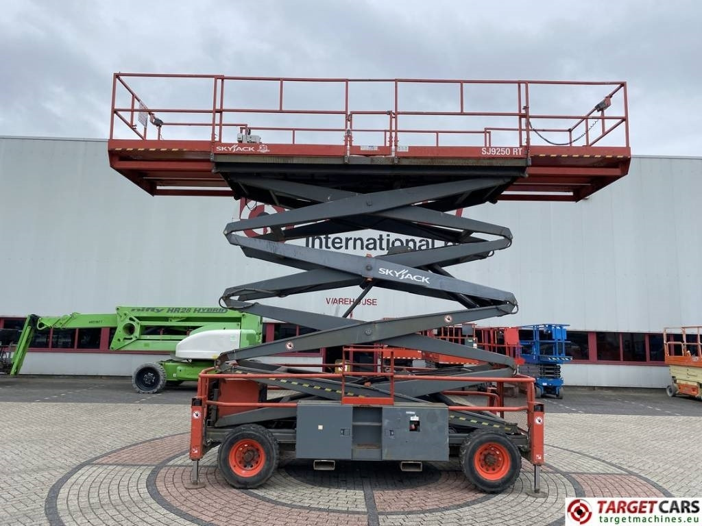 SkyJack SJ9250RT Diesel 4x4 Scissor Work Lift 1720cm - Nacelle ciseaux: photos 5 SkyJack SJ9250RT Diesel 4x4 Scissor Work Lift 1720cm - Nacelle ciseaux: photos 5