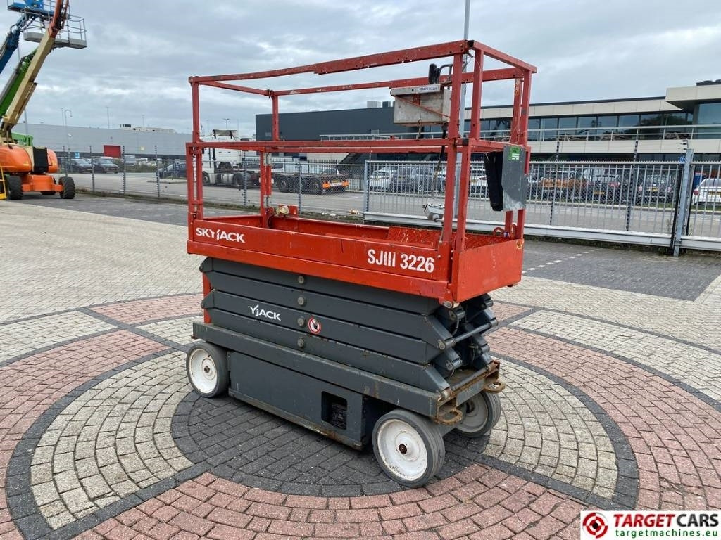 SkyJack SJIII-3226 Electric 3226 Scissor Work Lift 990cm - Nacelle ciseaux: photos 2 SkyJack SJIII-3226 Electric 3226 Scissor Work Lift 990cm - Nacelle ciseaux: photos 2