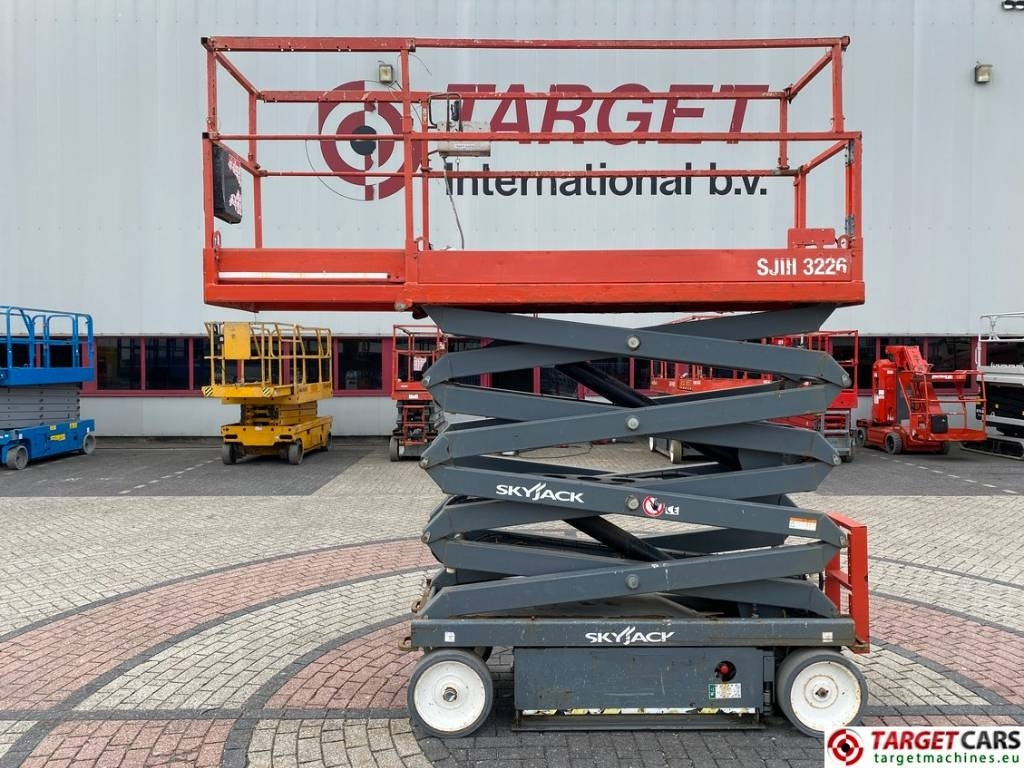 SkyJack SJIII-3226 Electric 3226 Scissor Work Lift 990cm - Nacelle ciseaux: photos 5 SkyJack SJIII-3226 Electric 3226 Scissor Work Lift 990cm - Nacelle ciseaux: photos 5